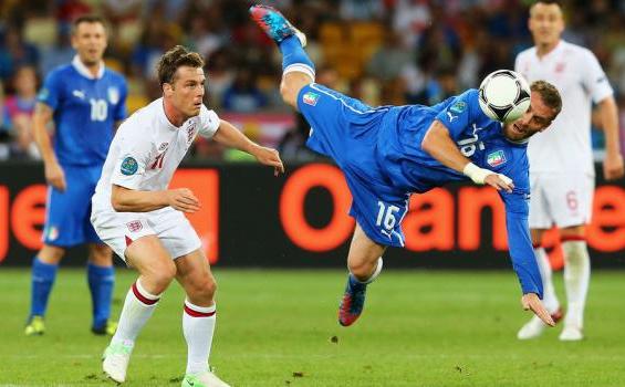 Ini Dia Aksi Para Pemain Selama Pertandingan - scott_parker_vs_daniele_de_rossi.jpg