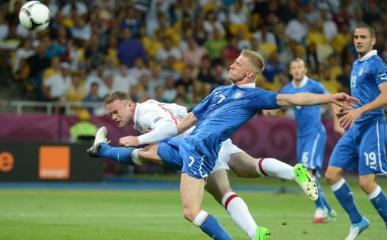 Ini Dia Aksi Para Pemain Selama Pertandingan - sundulan_Rooney.jpg