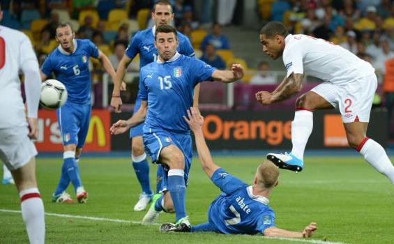 Ini Dia Aksi Para Pemain Selama Pertandingan - tendangan_glen_johnson.jpg