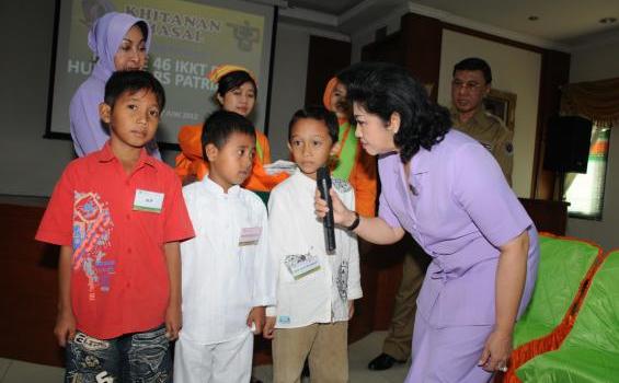 Ada Sunatan Massal yang Dihadiri Istri TNI (Foto) - 17.jpg
