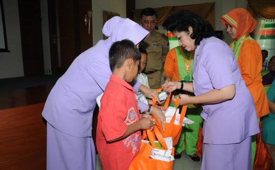 Ada Sunatan Massal yang Dihadiri Istri TNI (Foto) - 43.jpg