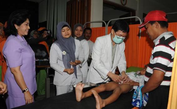 Ada Sunatan Massal yang Dihadiri Istri TNI (Foto) - 53.jpg