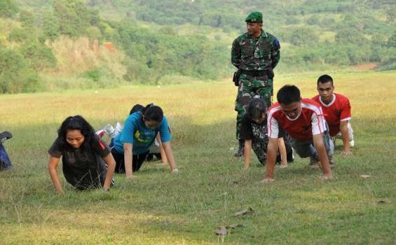 Begini Gaya Mahasiswa Saat Dilatih Keras oleh TNI (Foto) - C.jpg