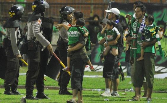 Ini Dia Foto-Foto Kerusuhan Persebaya vs Persija - 20120603_persebaya-Persija-Erfan10.jpg