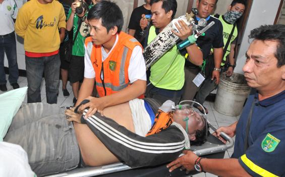 Ini Dia Foto-Foto Kerusuhan Persebaya vs Persija - Korban-Gas-AirMata-030612-4(1).jpg