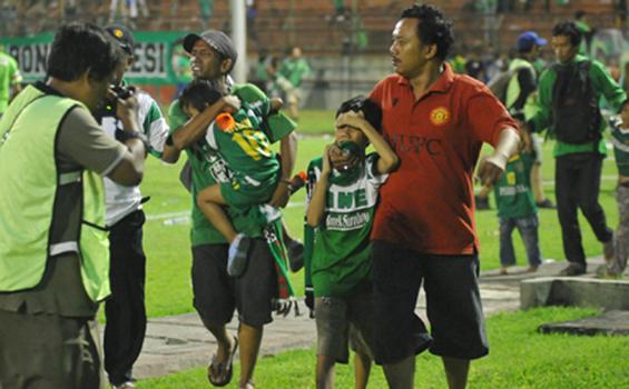 Ini Dia Foto-Foto Kerusuhan Persebaya vs Persija - bonek_erfan_hazransyah11.jpg