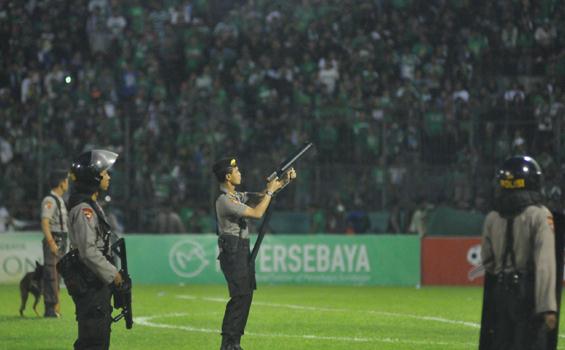 Ini Dia Foto-Foto Kerusuhan Persebaya vs Persija - bonek_erfan_hazransyah21.jpg