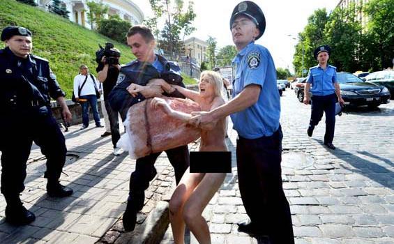 Foto: Aksi Perempuan Bugil Tolak Euro 2012 - Bugil_3.jpg