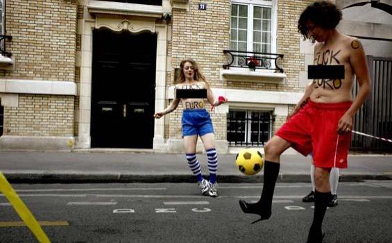 Foto: Aksi Perempuan Bugil Tolak Euro 2012 - Demo_12.jpg