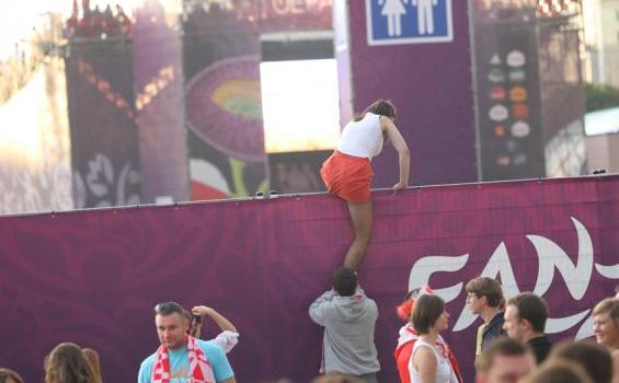 Wanita Pakai Rok Panjat Pagar di Tengah Ribuan Orang (Foto) - IMG_32241.jpg