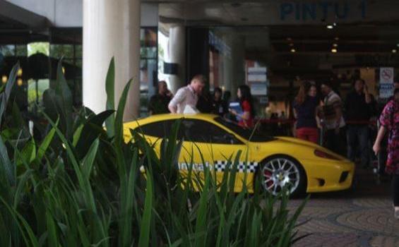 Taksi Ferrari dan Porsche Seliweran di Jalan Ibukota (Foto) - 396633_410451925657900_2098640788_n.jpg