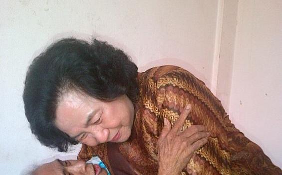 Relawan Asal Amerika Baksos di Liponsos Keputih - Foto_01.jpg