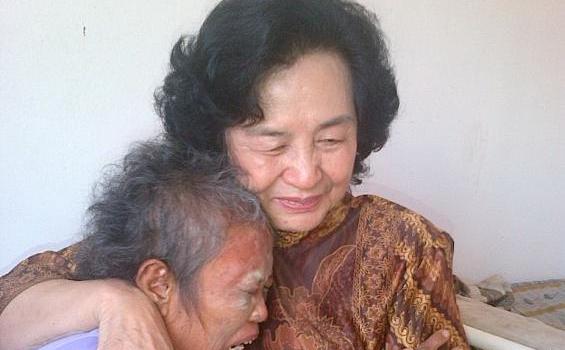 Relawan Asal Amerika Baksos di Liponsos Keputih - Foto_07.jpg