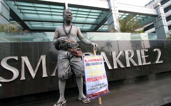 Foto-foto Suwandi Demo Lumpur Lapindo di Wisma Bakrie II - 20120717DAN04KORBAN_LAPINDO.jpg