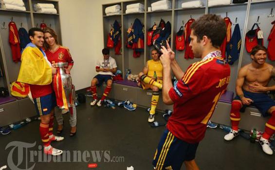 Foto Pesta Kemenangan Timnas Spanyol di Ruang Ganti - 20120702_FOTO_TROFI_3903_21.jpg