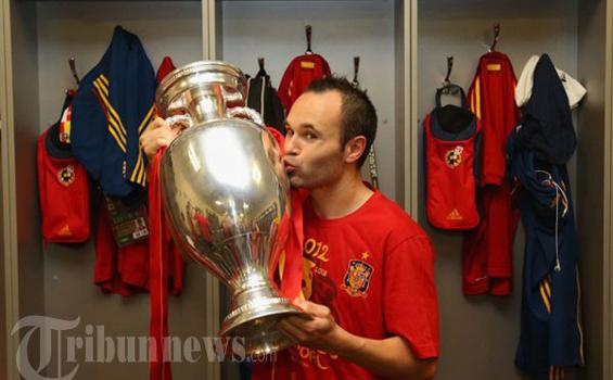 Foto Pesta Kemenangan Timnas Spanyol di Ruang Ganti - 20120702_Iniesta_Cium_Piala_41611.jpg
