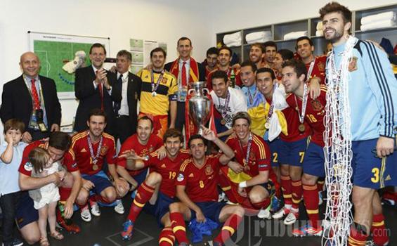 Foto Pesta Kemenangan Timnas Spanyol di Ruang Ganti - 20120702_PESTA_KEMENANGAN_SPANYOL_91352.jpg