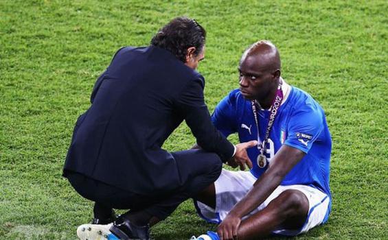 Foto Kekecewaan Tim Italia: Balotelli dan Pirlo Menangis - Balotelli_Kecewa_Edit.jpg