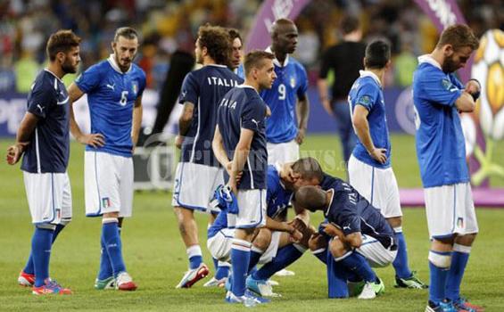 Foto Kekecewaan Tim Italia: Balotelli dan Pirlo Menangis - Pemain_Italia_kecewa_edit.jpg