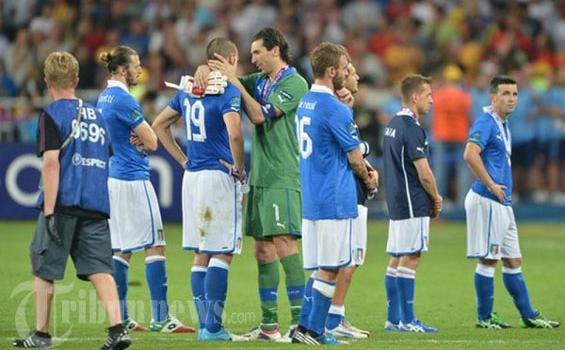 Foto Kekecewaan Tim Italia: Balotelli dan Pirlo Menangis - Pemain_Italia_kecewa_lagi_edit.jpg