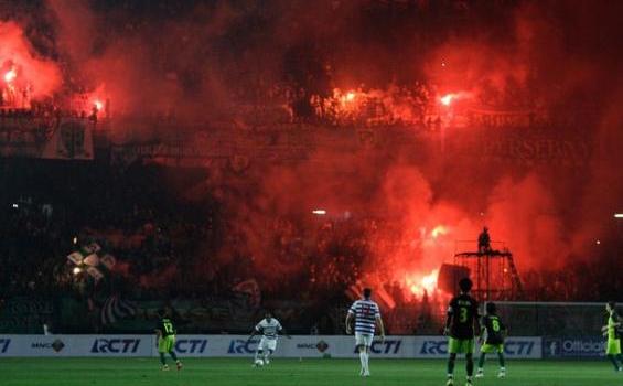 Rekaman Lensa Laga Persebaya vs Queens Park Rangers - Fans_set_of_flares.jpg