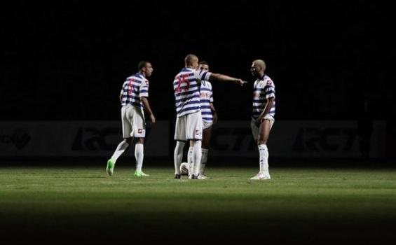 Rekaman Lensa Laga Persebaya vs Queens Park Rangers - lampu_mati_persebaya.jpg