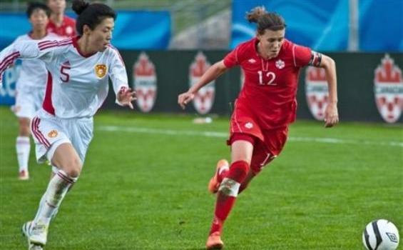 Para Kandidat Ratu Gol Olimpiade London 2012 - Canadas_Christine_Sinclair_(kanan)1.jpg