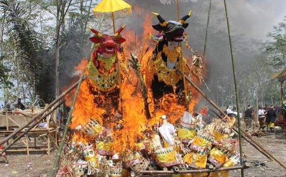 Masyarakat Hindu Gelar Ngaben Massal di Way Panji - upacara_ngaben3.jpg