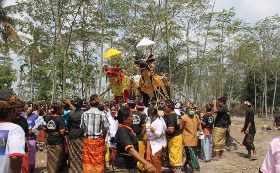 Masyarakat Hindu Gelar Ngaben Massal di Way Panji - upacara_ngaben4.jpg