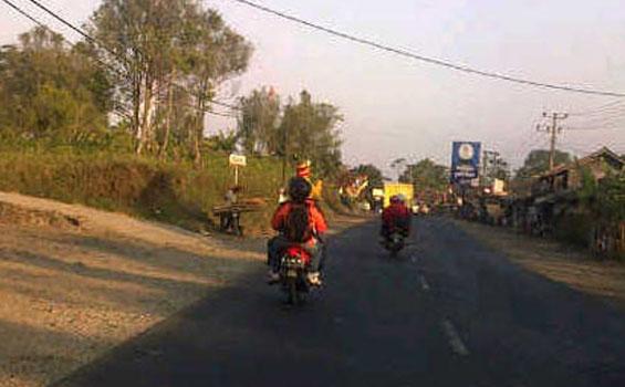 Bawa Anak Mudik Naik Motor (Berita Foto) - 20120815bec01_Bawa_Anak_Mudik_Naik_Motor.jpg