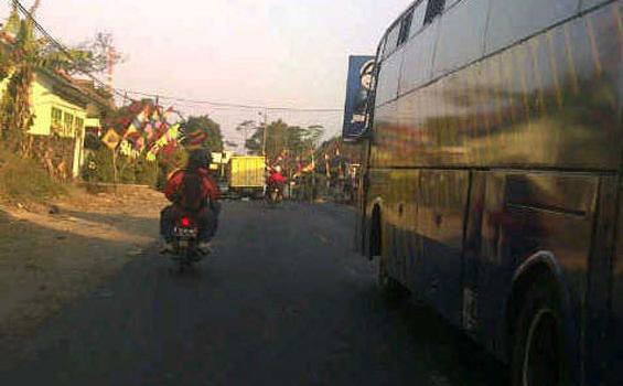 Bawa Anak Mudik Naik Motor (Berita Foto) - 20120815bec02_Bawa_Anak_Mudik_Naik_Motor.jpg