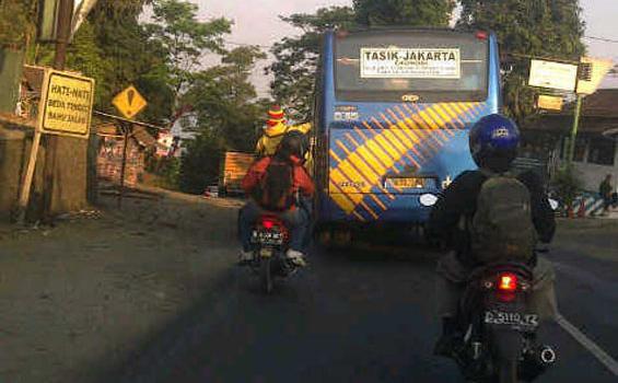 Bawa Anak Mudik Naik Motor (Berita Foto) - 20120815bec03_Bawa_Anak_Mudik_Naik_Motor.jpg