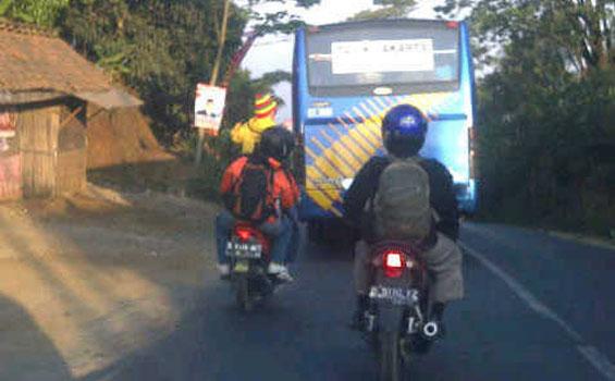 Bawa Anak Mudik Naik Motor (Berita Foto) - 20120815bec04_Bawa_Anak_Mudik_Naik_Motor.jpg