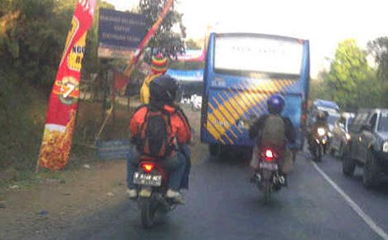 Bawa Anak Mudik Naik Motor (Berita Foto) - 20120815bec05_Bawa_Anak_Mudik_Naik_Motor.jpg