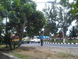 Tronton Hantam Tiang di Muka Rumah Wakil Wali Kota