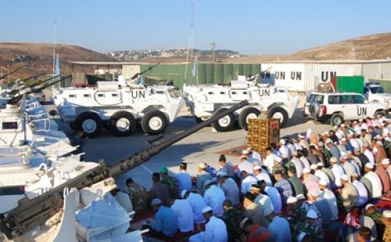 Tank Siaga Saat Prajurit TNI  Salat Id di Lebanon (Foto) - 33.jpg