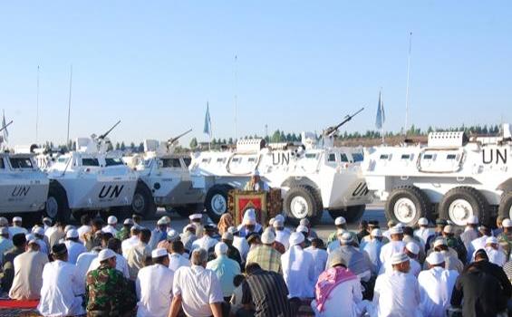 Tank Siaga Saat Prajurit TNI  Salat Id di Lebanon (Foto) - 43.jpg