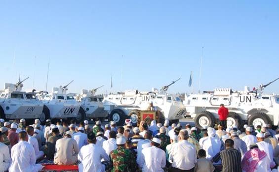 Tank Siaga Saat Prajurit TNI  Salat Id di Lebanon (Foto) - 6.jpg
