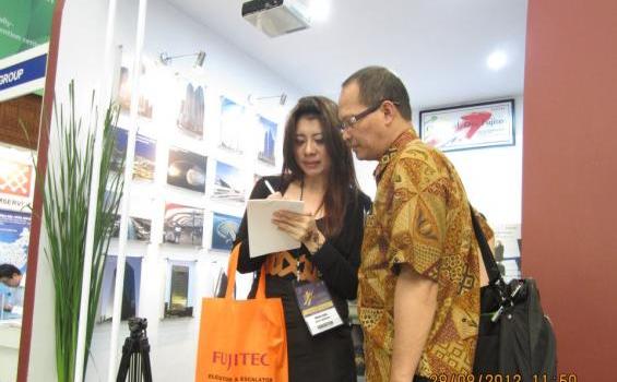 Perempuan Cantik Sesaki Pameran Infrastuktur di JCC (Foto) - cantik_03.jpg