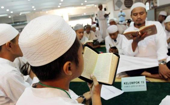 1.600 Anak Khatam Quran Sampai Seribu Kali - 20120805HERU3.jpg