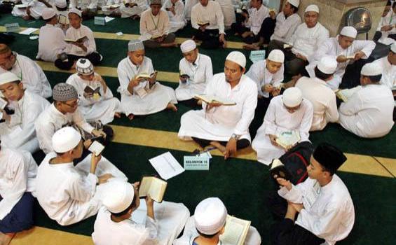 1.600 Anak Khatam Quran Sampai Seribu Kali - 20120805HERU4.jpg