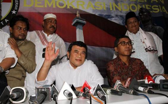 Foto-foto Rhoma Irama Menangis di Kantor Panwaslu - 20120806HERU02a_RHOMA_IRAMA_DIPERIKSA1.jpg