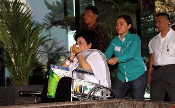 Ini Dia Foto Hartati Berkursi Roda Saat Datang ke KPK - Hartati_Murdaya_poo_01.jpg