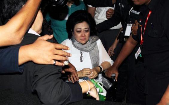 Ini Dia Foto Hartati Berkursi Roda Saat Datang ke KPK - Hartati_Murdaya_poo_02.jpg