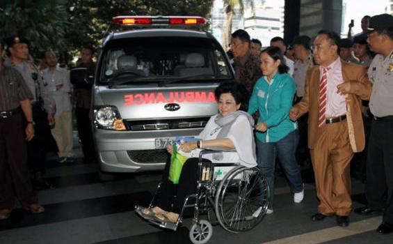 Ini Dia Foto Hartati Berkursi Roda Saat Datang ke KPK - Hartati_Murdaya_poo_03.jpg