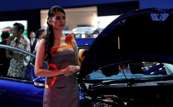 SPG Cantik-cantik Ini Bikin Nggak Konsentrasi Nonton IIMS - 20129_23_183584p1.JPG