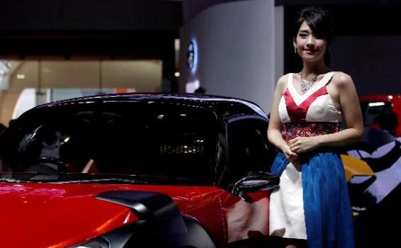 SPG Cantik-cantik Ini Bikin Nggak Konsentrasi Nonton IIMS - 20129_23_183585p1.JPG