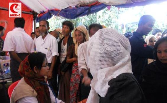 Tim Medis MER-C Dapat Pengawalan Ketat dari Tentara Myanmar - Pengobatan_di_Clinic_(Rohingya)_Camp_-_1.jpg