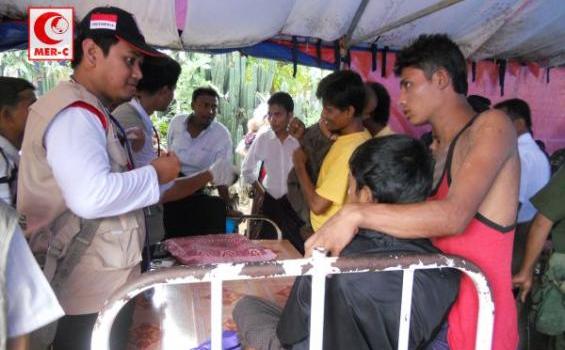 Tim Medis MER-C Dapat Pengawalan Ketat dari Tentara Myanmar - Pengobatan_di_Clinic_(Rohingya)_Camp_-_2.jpg