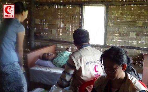 Tim Medis MER-C Dapat Pengawalan Ketat dari Tentara Myanmar - Pengobatan_di_Min_Ban_(Rakhine)_Camp.jpg